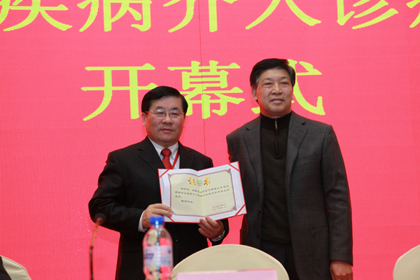  山东省医师协会副会长柳春杰向张运院士颁发名誉主任委员证书
