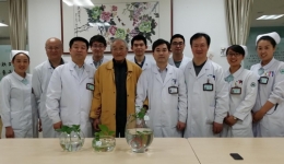 普外科获赠国画《满园春色》