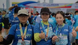 我院长跑健步社团挑战马拉松 雨中畅跑超越自我