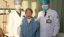 术后2天下地行走，我院关节外科成功为95岁老人置换髋关节
