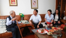 光荣在党五十年 初心如磐薪火传——院领导看望慰问老党员并颁发“光荣在党50年”纪念章