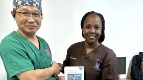 【援外医疗】中国（山东）医疗队成员、我院医生刘义敏向坦桑尼亚基奎特心脏病研究所赠送抗凝指导手册