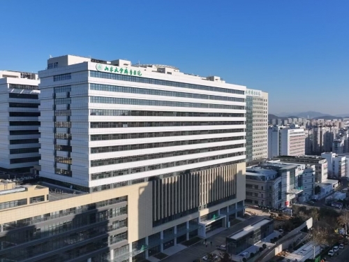 我院普通外科乳腺外科专业成功实施两例腔镜下皮下乳房切除术及缩乳上提术