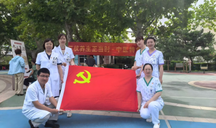 擦亮文明窗口 展示行业形象 | 我院康复综合内科党支部开展“三伏贴”进社区义诊活动