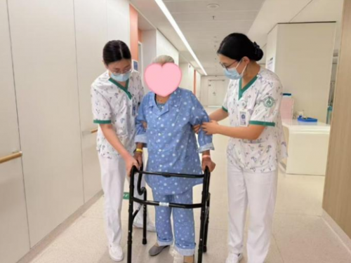 关节团队施仁术 耄耋老人再健步