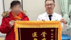 新春暖医患 仁心护健康——运动医学科获赠“新年最美礼物”