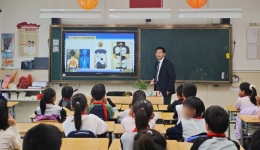 脊柱外科党支部走进崂山区第二实验小学开展脊柱健康公益活动