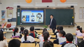 脊柱外科党支部走进崂山区第二实验小学开展脊柱健康公益活动