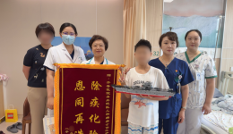 两页手写感谢信和一艘亲手拼的航母模型，这个儿科病房的故事暖到了